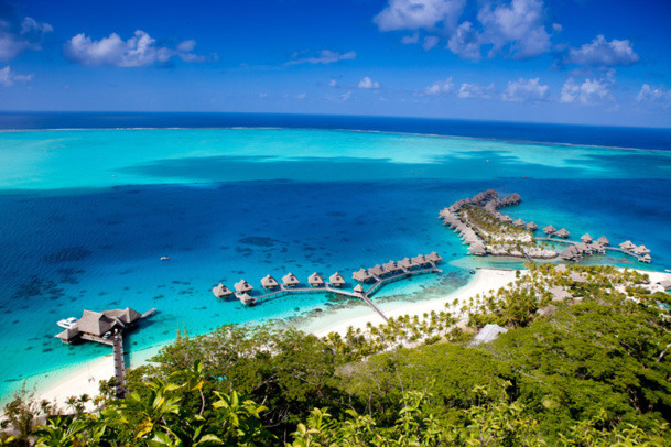 Le Hilton Bora Bora Nui Resort & Spa est composé de 122 suites (de 75 à 120 m2), dont 86 sur pilotis avec accès direct au lagon.  - Photo Hilton