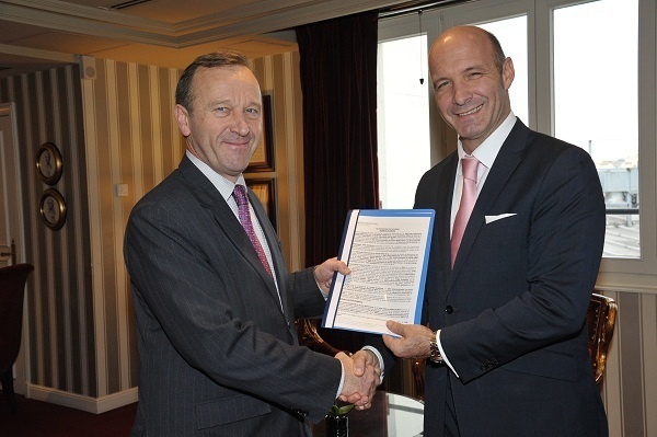 Le Directeur général de l'InterContinental Paris le Grand et le Directeur du lycée polyvalent Albert de Mun ont signé un accord de partenariat - Photo DR Le Directeur général de l'InterContinental Paris le Grand et le Directeur du lycée polyvalent Albert de Mun ont signé un accord de partenariat - Photo DR
