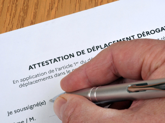 Le gouvernement pourrait lever l'obligation de se déplacer muni d'une attestation au 20 décembre 2020 - Depositphotos.com modesto3