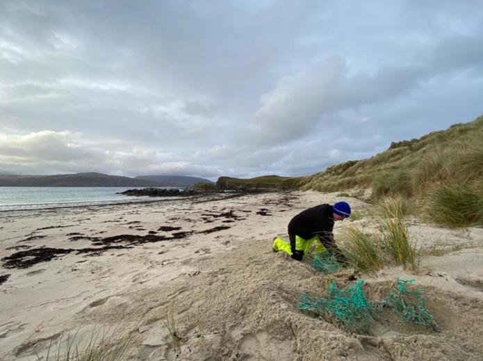 Opération de nettoyage d'un filet enfoui par une tempête il y a 13 ans. Son poids était aux alentours de 700 kg. Author provided Opération de nettoyage d'un filet enfoui par une tempête il y a 13 ans. Son poids était aux alentours de 700 kg. Author provided