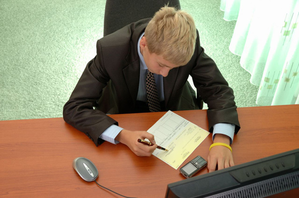 Le CV c'est votre vie résumée en une page. Il doit détailler votre parcours tant au niveau des études que de vos diverses expériences révélatrices de votre parcours et de votre personnalité - DR : Fotolia