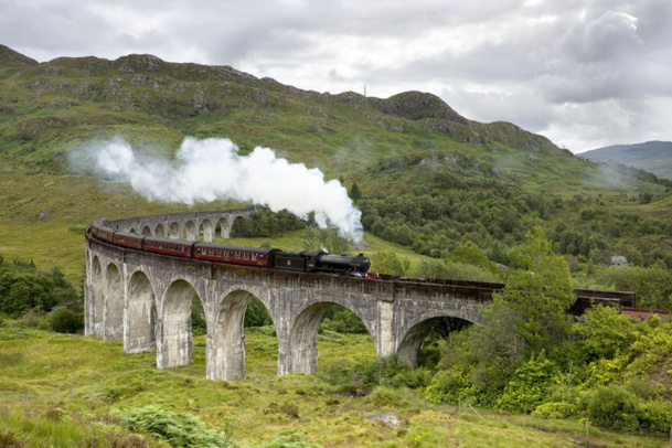 En 2012, sur les 16 millions de visiteurs internationaux, 58 % d’entre eux ont choisi la destination pour ses grands espaces, ses lacs, ses côtes déchirées et ses châteaux en ruines ...- Copyright VSBTY-Viaduc de Glenfinnan