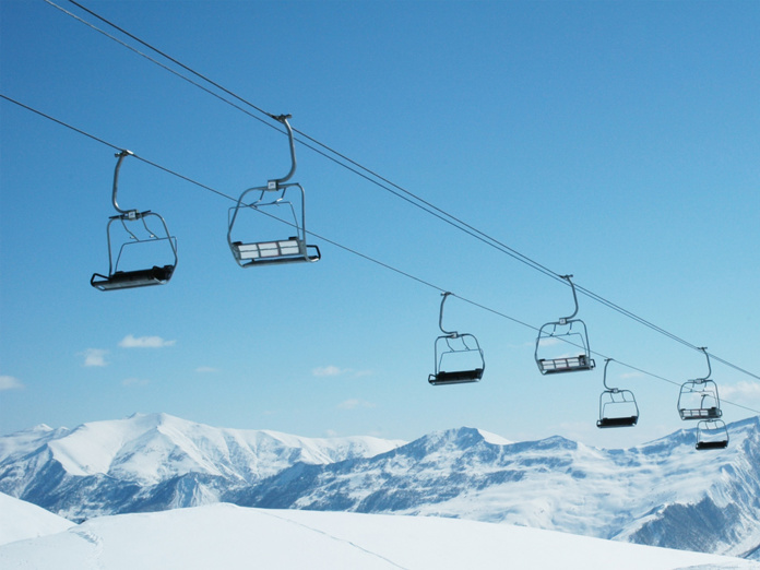 Les tour-opérateurs spécialistes du ski se retrouvent, non pas face à une avalanche de neige, mais bel et bien une avalanche d'appels et d'annulations... - Depositphotos.com Elnur_