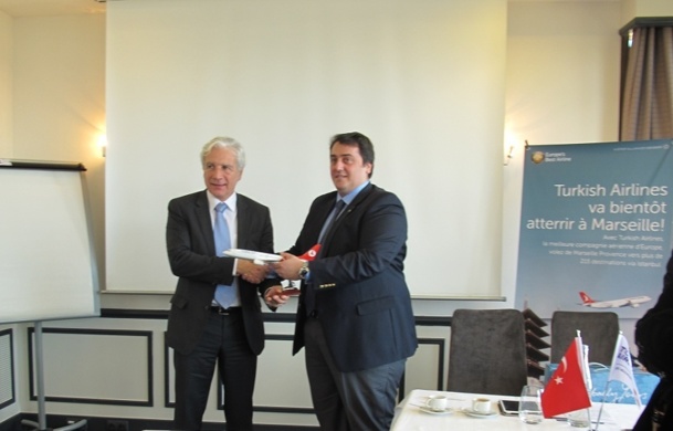 Pierre Régis (à droite), DG de l'aéroport mp, et  Erhan Ipek, DG de Turkish Airlines à Marseille, ont annoncé, lundi 4 février 2013, l'arrivée de la compagnie turque à Marseille - Photo P.C.