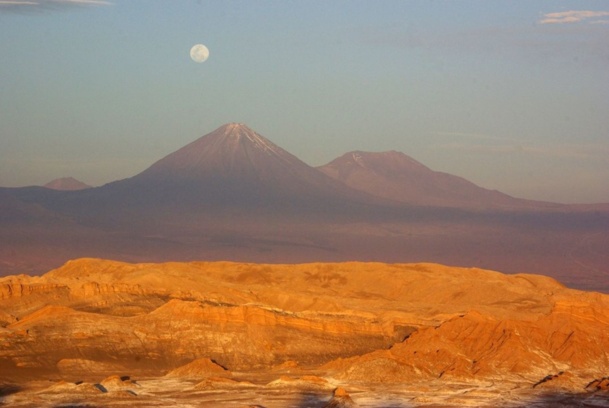 A 2 400 m d’altitude, au pied du volcan Licancabur (5 916 m), il faut bien 24h pour trouver son second souffle. Histoire de pouvoir sillonner, tranquille, les rues en terre bordées de maisons en adobe, abritant cafés, boutiques artisanales, restos… - JFR A 2 400 m d’altitude, au pied du volcan Licancabur (5 916 m), il faut bien 24h pour trouver son second souffle. Histoire de pouvoir sillonner, tranquille, les rues en terre bordées de maisons en adobe, abritant cafés, boutiques artisanales, restos… - JFR