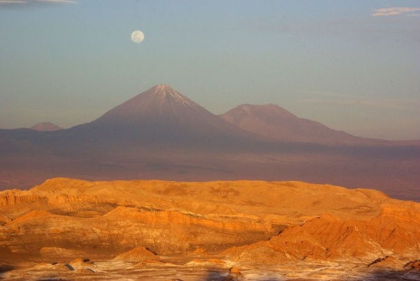 A 2 400 m d’altitude, au pied du volcan Licancabur (5 916 m), il faut bien 24h pour trouver son second souffle. Histoire de pouvoir sillonner, tranquille, les rues en terre bordées de maisons en adobe, abritant cafés, boutiques artisanales, restos…  - JFR