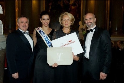 L’heureuse gagnante a reçu son prix des mains de Philippe Brieu, Directeur France d’Air Mauritius et d’Alexandre Espitalier Noël, Directeur France de Sun Resorts, en présence de Marine Lorphelin, Miss France 2013 - Photo DR