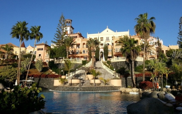 Alors que l'Iberostar Anthelia nous offre une vision sobre et chic avec une gastronomie à la même hauteur, par contre, le Bahia Del Duque (photo) ou se tenaient les séances et autres tables ronde, affiche un style Disney Land discutable.  - DR : JDL