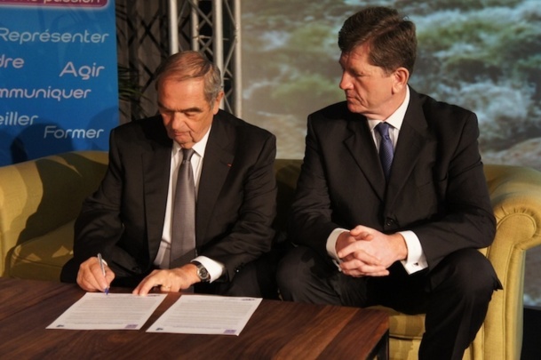 Georges Colson, président du SNAV et Frédéric Pierret, directeur exécutif de l’OMT en charge du programme et de la coordination lors de la signature organisée à l’occasion du congrès du SNAV à Tenerife - DR : C.E.