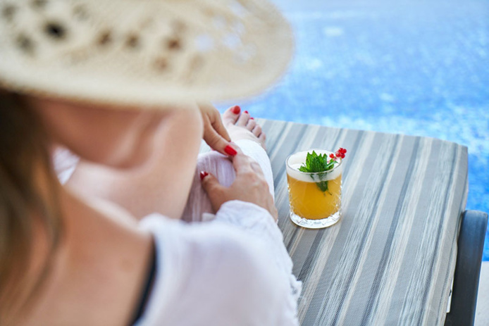 © CTG  / Détente au bord de la piscine