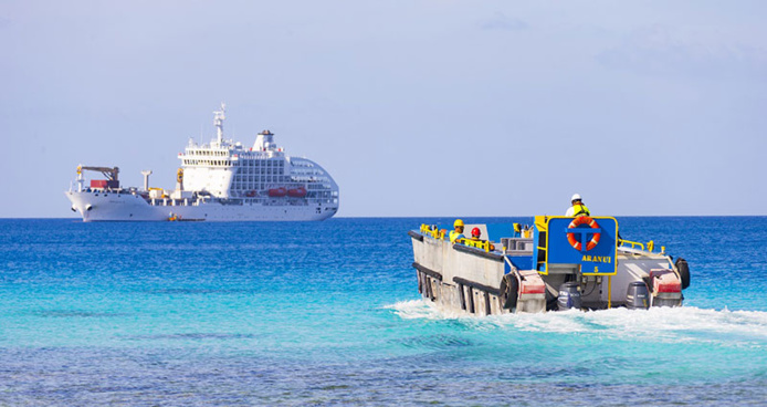 © Léo Trottin / L’Aranui dans les lagons des Tuamotu © Léo Trottin / L’Aranui dans les lagons des Tuamotu