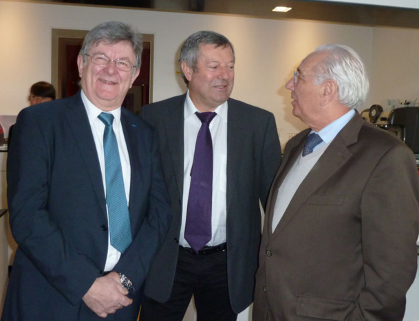 De gauche à droite Jean Lavergne, président du Directoir de la Société Européenne d'Hôtellerie, Roland Héguy président confédéral de l'UMIH qui inaugure l'adhésion de son hôtel à l'enseigne Qualys-Hôtel et Didier Borotra maire de Biarritz la station phare du Pays Basque. - Photo M.S.