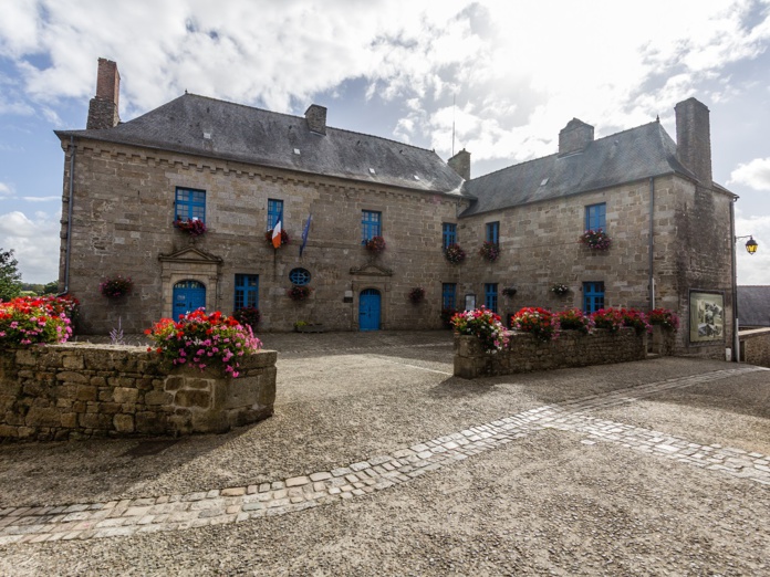 Les rues et venelles sont jalonnées d’hôtels particuliers en granit aux portes à frontons sculptés, de maisons à pans de bois à croix de Saint-André ou à motifs en feuilles de fougères, toutes bâties par les riches négociants d’alors - DR : Édouard Hue, Wikicommons Les rues et venelles sont jalonnées d’hôtels particuliers en granit aux portes à frontons sculptés, de maisons à pans de bois à croix de Saint-André ou à motifs en feuilles de fougères, toutes bâties par les riches négociants d’alors - DR : Édouard Hue, Wikicommons