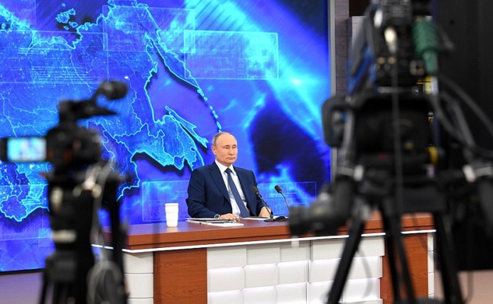 Russie: Vladimir Poutine lie l'ouverture des frontières à la situation sanitaire