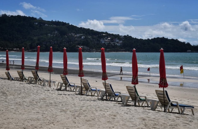 En octobre 2020, une plage presque déserte sur le site très touristique de Phuket (Thaïlande). Lillian Suwanrumpha / AFP