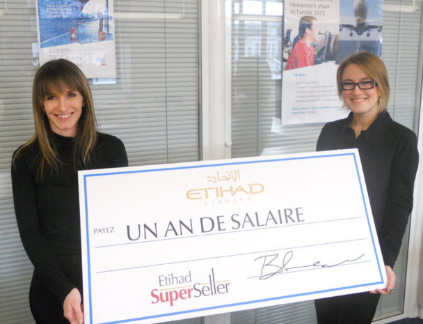 Sandrine Dupuis de l'équipe stéphanoise de l’agence Carlson Wagonlit Travel a gagné, à ses côtés, Jevgenija Guseva, Sales Executive Etihad Airways (à droite). - DR Sandrine Dupuis de l'équipe stéphanoise de l’agence Carlson Wagonlit Travel a gagné, à ses côtés, Jevgenija Guseva, Sales Executive Etihad Airways (à droite). - DR