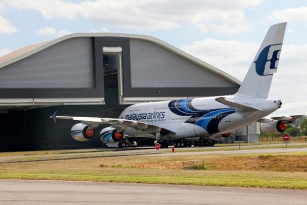 L'Europe ne représente qu'entre 15 et 20% des revenus de Malaysia Airlines avec près de la moitié de ce volume provenant de la ligne de Londres. L'apport de la France serait beaucoup plus modeste mais Londres bénéficie d'une double rotation quotidienne en A 380 depuis sept mois./photo Airbus L'Europe ne représente qu'entre 15 et 20% des revenus de Malaysia Airlines avec près de la moitié de ce volume provenant de la ligne de Londres. L'apport de la France serait beaucoup plus modeste mais Londres bénéficie d'une double rotation quotidienne en A 380 depuis sept mois./photo Airbus