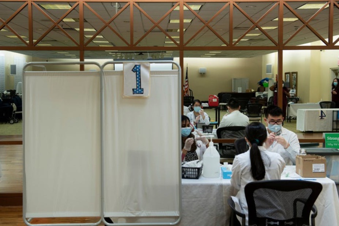 Un pharmacien prépare le vaccin à ARNm de Pfizer en vue de l’administrer au personnel et aux résidents d’un établissement pour personnes âgées, aux États-Unis, le 30 décembre 2020. Dans ce pays, plus de 2 millions de personnes ont déjà été vaccinées contre la Covid-19. Brendan Smialowski / AFP Un pharmacien prépare le vaccin à ARNm de Pfizer en vue de l’administrer au personnel et aux résidents d’un établissement pour personnes âgées, aux États-Unis, le 30 décembre 2020. Dans ce pays, plus de 2 millions de personnes ont déjà été vaccinées contre la Covid-19. Brendan Smialowski / AFP