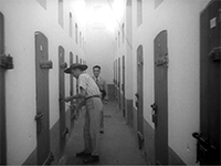 Archives Nationales des Etats-Unis / Quartier disciplinaire de l’île Royale, pendant son fonctionnement (1939) – Extrait des rushs du documentaire « Terre d'expiation »