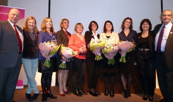 Entourées par Raoul Nabet président de l’APST et Georges Colson président du SNAV, de gauche à droite : Agnès Gascoin présidente de  l’association  Femmes du Tourisme, Emmanuelle Winter directrice de l’OT du Nouveau Brunswick, Françoise Gri directrice générale du Groupe Pierre et Vacances Center Parcs, Diana Hounslow directrice du Tourisme du CDT Pas-de-Calais Sylvia, Pinel Ministre en charge du Tourisme, Ezra Rood directrice Marketing et Communication de BCD Travel, Christiane Pioli Secrétaire Générale de Femmes du Tourisme. /photo MS Entourées par Raoul Nabet président de l’APST et Georges Colson président du SNAV, de gauche à droite : Agnès Gascoin présidente de  l’association  Femmes du Tourisme, Emmanuelle Winter directrice de l’OT du Nouveau Brunswick, Françoise Gri directrice générale du Groupe Pierre et Vacances Center Parcs, Diana Hounslow directrice du Tourisme du CDT Pas-de-Calais Sylvia, Pinel Ministre en charge du Tourisme, Ezra Rood directrice Marketing et Communication de BCD Travel, Christiane Pioli Secrétaire Générale de Femmes du Tourisme. /photo MS
