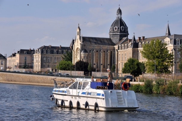 Avec plusieurs milliers de kilomètres de voies d'eau navigables en Europe et une grande variété de paysages, la location de bateaux sans permis est un produit qui peut convenir à différents types de clientèles. Aux agences de voyages d'en prendre conscience ! Photo : Les Canalous