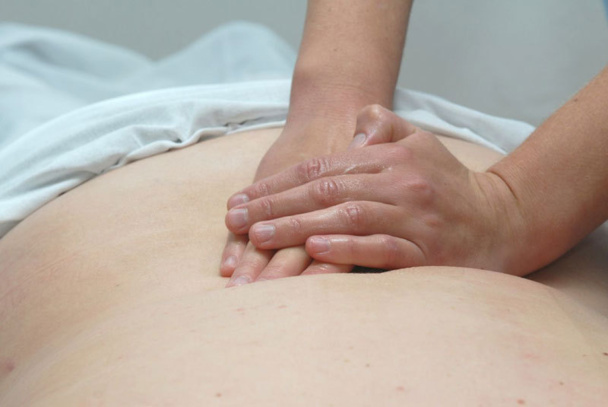 Le massage californien : les gestes sont amples, doux, lents, englobant ; faisant alterner effleurages, glissages et pétrissages à la surface de la peau. Mêmes si les pressions glissées sont plus appuyées au niveau des tensions, le massage californien reste en superficiel.