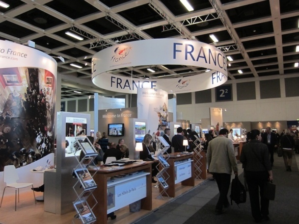 Le troisième matin, je passe par un hall sinistré : d'un coté les Grecs, de l'autre la France. Au milieu : un immense espace totalement vide ! Les deux pays ont fait des économies. Ça se voit. Grave. - Photo L.A.C. Le troisième matin, je passe par un hall sinistré : d'un coté les Grecs, de l'autre la France. Au milieu : un immense espace totalement vide ! Les deux pays ont fait des économies. Ça se voit. Grave. - Photo L.A.C.