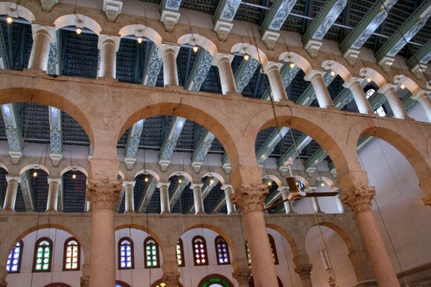 La somptueuse Grande Mosquée de Damas. édifiée dans la vieille ville romaine de Damas devenue capitale de l'empire omeyyade. Elle se situe à l'emplacement de l'ancienne église Saint Jean le Baptiste (IVe siècle), qui elle-même avait été construite sur un ancien téménos romain dédié à Jupiter. (source Wikipedia) /photo JDL La somptueuse Grande Mosquée de Damas. édifiée dans la vieille ville romaine de Damas devenue capitale de l'empire omeyyade. Elle se situe à l'emplacement de l'ancienne église Saint Jean le Baptiste (IVe siècle), qui elle-même avait été construite sur un ancien téménos romain dédié à Jupiter. (source Wikipedia) /photo JDL
