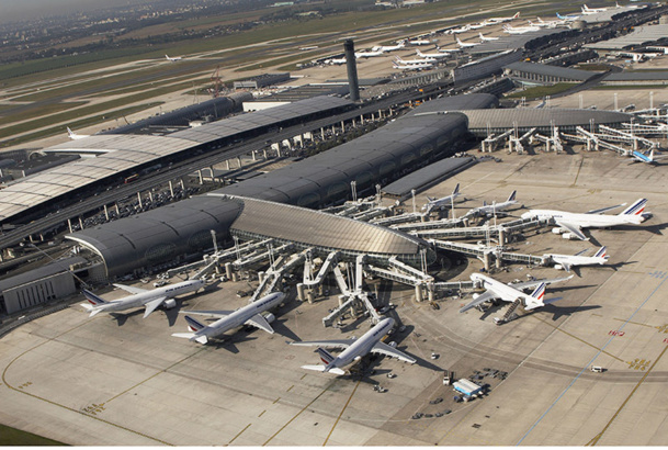 Le préparateur de vols est en contact avec de multiples intervenants (agents de piste, avitailleurs avions, autorités aéroportuaires, personnel navigant, personnel d'escale...) pour contrôler toutes les opérations d’escale - DR Michel Urtado, Air France Le préparateur de vols est en contact avec de multiples intervenants (agents de piste, avitailleurs avions, autorités aéroportuaires, personnel navigant, personnel d'escale...) pour contrôler toutes les opérations d’escale - DR Michel Urtado, Air France