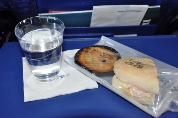 De toute façon, sur un vol de dix ou onze heures, ça sera pas si grave d'attendre un peu pour se faire servir un vague sandwich… /photo dr