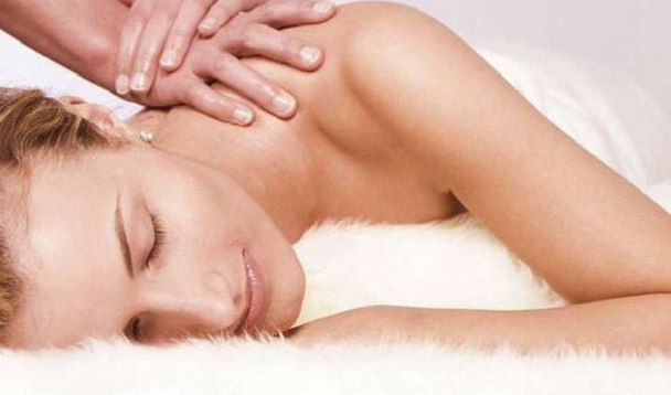 Le massage anti-jet lag permet de relaxer, relancer la circulation sanguine et lymphatique, dénouer les tensions musculaires. DR