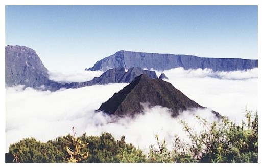 Photo : Reunion island in the sky, copyright User:ddwiki, 2005