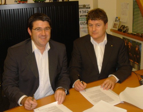 Signature du contrat entre Alain Hamon, DG de Voyages Internationaux et Alain Roué de l'agence Eté Evasion Signature du contrat entre Alain Hamon, DG de Voyages Internationaux et Alain Roué de l'agence Eté Evasion