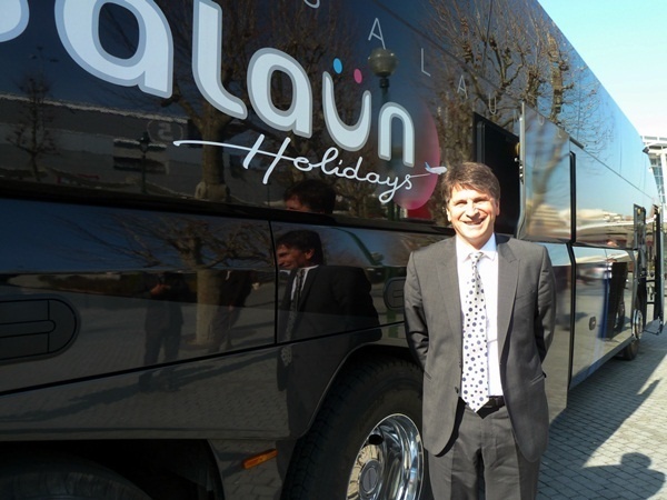 Stéphane Le Pennec, DG, devant le car Royal Class /photo JDL