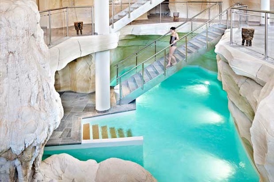 Salle des bains aux airs de grotte de glace, hammam dans une grotte volcanique, ambiance féérique garantie au spa Cinq Mondes des Arcs 1950, un des plus grands des Alpes. DR