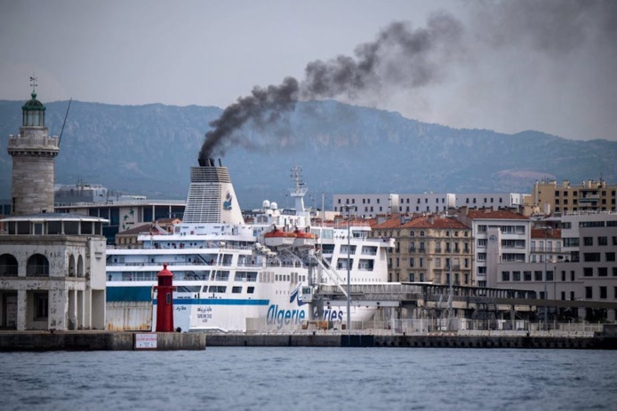 En août 2019 dans le port de Marseille. Le stationnement des bateaux de croisière intensifie la pollution de l’air. Christophe Simon/AFP
