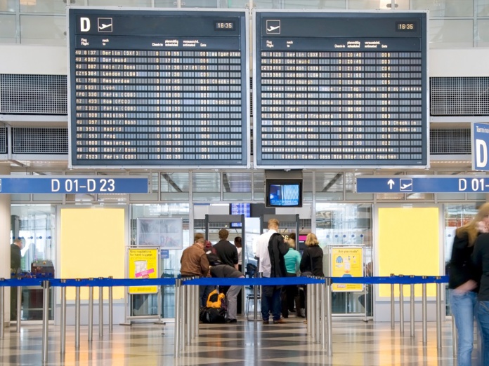 Depuis lundi, 729 passagers au départ n'ont pas été autorisés à prendre leur avion, parce qu'ils ne voyageaient pas avec un motif impérieux. 41 passagers arrivés en France n'ont pas été admis pour des raisons similaires - DR : DepositPhotos, bitpics Depuis lundi, 729 passagers au départ n'ont pas été autorisés à prendre leur avion, parce qu'ils ne voyageaient pas avec un motif impérieux. 41 passagers arrivés en France n'ont pas été admis pour des raisons similaires - DR : DepositPhotos, bitpics