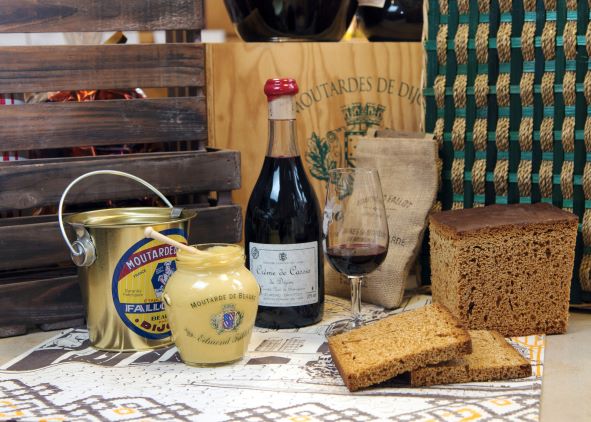 Moutarde et Crème de Cassis parmi les produits régionaux de la Côte d'Or - Photo : Alain Doiré /Bourgogne-Franche-Comté Tourisme