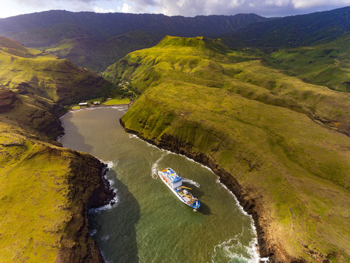 © Croisières Aranui / L’Aranui 5 dans la baie invisible d’Ua Huka
