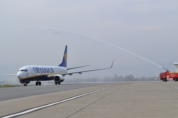 Comme le veut la tradition, le Boeing 737-800 de Ryanair a été arrosé par les pompiers au moment de son arrivée à Clermont-Ferrand ce mardi 2 avril 2013 - Photo DR