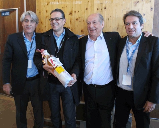 Bernard Benhamou, entouré de Lucien Salemi président de Challenge Tourisme, de Jean-François Alexandre DG Ditex, et Georges Rudas PDG d'Amadeus - Photo PC