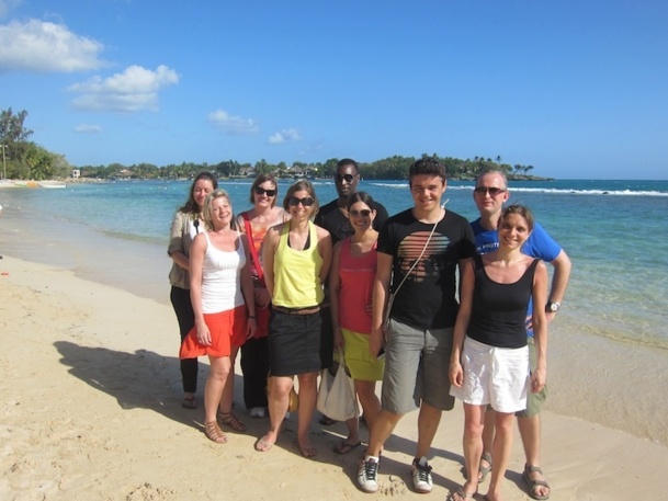 Les gagnants du chalenge de vente XL Airways prennent la pose sur la plage du complexe Casa de Campo. DR