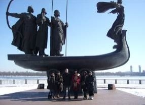 Le groupe devant le monument aux fondateurs à Kiev - Photo DR
