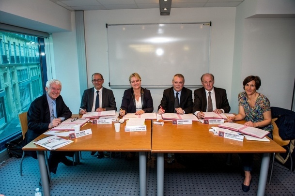 Les signataires se sont réunis mardi 9 avril 2013 à la Cité des Métiers à Marseille - Photo Francois Moura / CCI PACA Les signataires se sont réunis mardi 9 avril 2013 à la Cité des Métiers à Marseille - Photo Francois Moura / CCI PACA