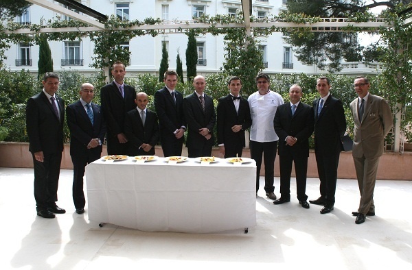 De Gauche à droite – Dominique MILARDI, Chef Sommelier au Méridien beach Plaza de Monaco ; Jean-Pierre BUFFO, Président de l’Association des Maître d’Hôtel Monaco Côte d’Azur ; Ludovic BURES, Marco FILIPPI, David BISQUE, Cyril BIONDOLILLO, Thibaud VANEL, les 5 candidats ; Didier Aniès, Chef des cuisines du Grand-Hôtel, Antonio FOCHI, 1er Maître d’Hôtel du Méridien Beach Plaza de Monaco ; Olivier NOVELLI, MOF et Directeur de salle du restaurant étoilé Le Chantecler de l’hôtel Negresco ; Christophe PROSPER, Directeur de salle du restaurant étoilé "Le Cap" au Grand-Hôtel du Cap-Ferrat - Photo DR