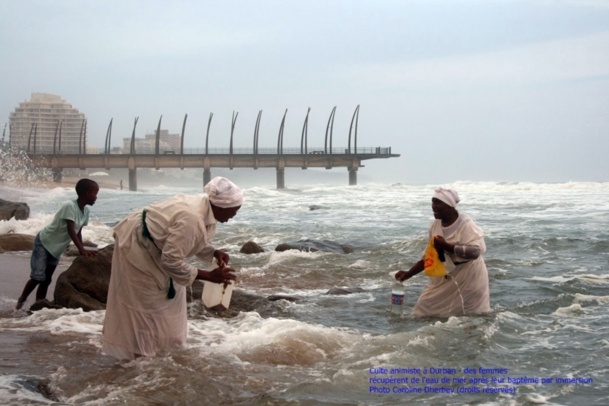 (cliquer pour agrandir) Le cliché primé par le Prix de la photo Culture sur le thème : Culte animiste à Durban - des femmes récupèrent de l'eau de mer après leur baptême par immersion - DR Caroline Dherbey.jpg