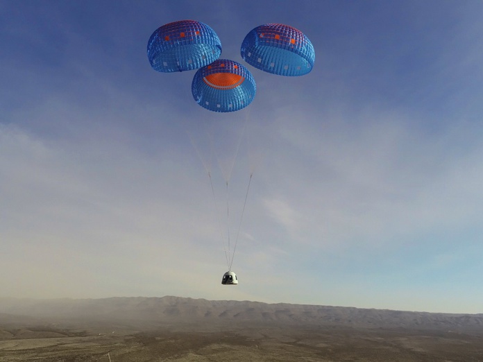 La capsule "RSS First Step" de Blue Origin marque une étape fondamentale en vue de l’envoi de "non professionnels" dans l’espace. Après s’être séparée de son lanceur, la capsule a atteint l’altitude de 105 kilomètres avant d’atterrir sous ses trois parachutes - DR : Blue Origin
