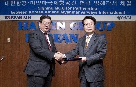 Chang Hoon Chi, Président et COO de Korean Air, et de Si Thu, Directeur Général de MAI lors de la signature de l'accord le 8 avril 2013 - Photo DR Chang Hoon Chi, Président et COO de Korean Air, et de Si Thu, Directeur Général de MAI lors de la signature de l'accord le 8 avril 2013 - Photo DR