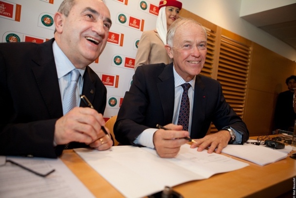 Jean Gachassin, Président de la FFT, et Tim Clark, Président d'Emirates, lors de la signature du contrat de partenariat le 17 avril 2013 - Photo Mat Beaudet