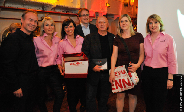 L'équipe d'Amslav en compagnie d'Ingrid Fritz-Fritzberg, Market Manager au Vienna Tourist Board, et Michael Planchais, d'April Int. Voyages -DR : Amslav & Alexandre Nestora L'équipe d'Amslav en compagnie d'Ingrid Fritz-Fritzberg, Market Manager au Vienna Tourist Board, et Michael Planchais, d'April Int. Voyages -DR : Amslav & Alexandre Nestora